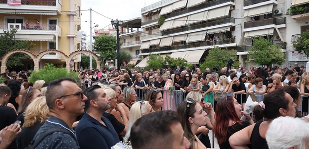 Σε λαϊκό προσκύνημα η σορός του Γιώργου Μαζωνάκη 